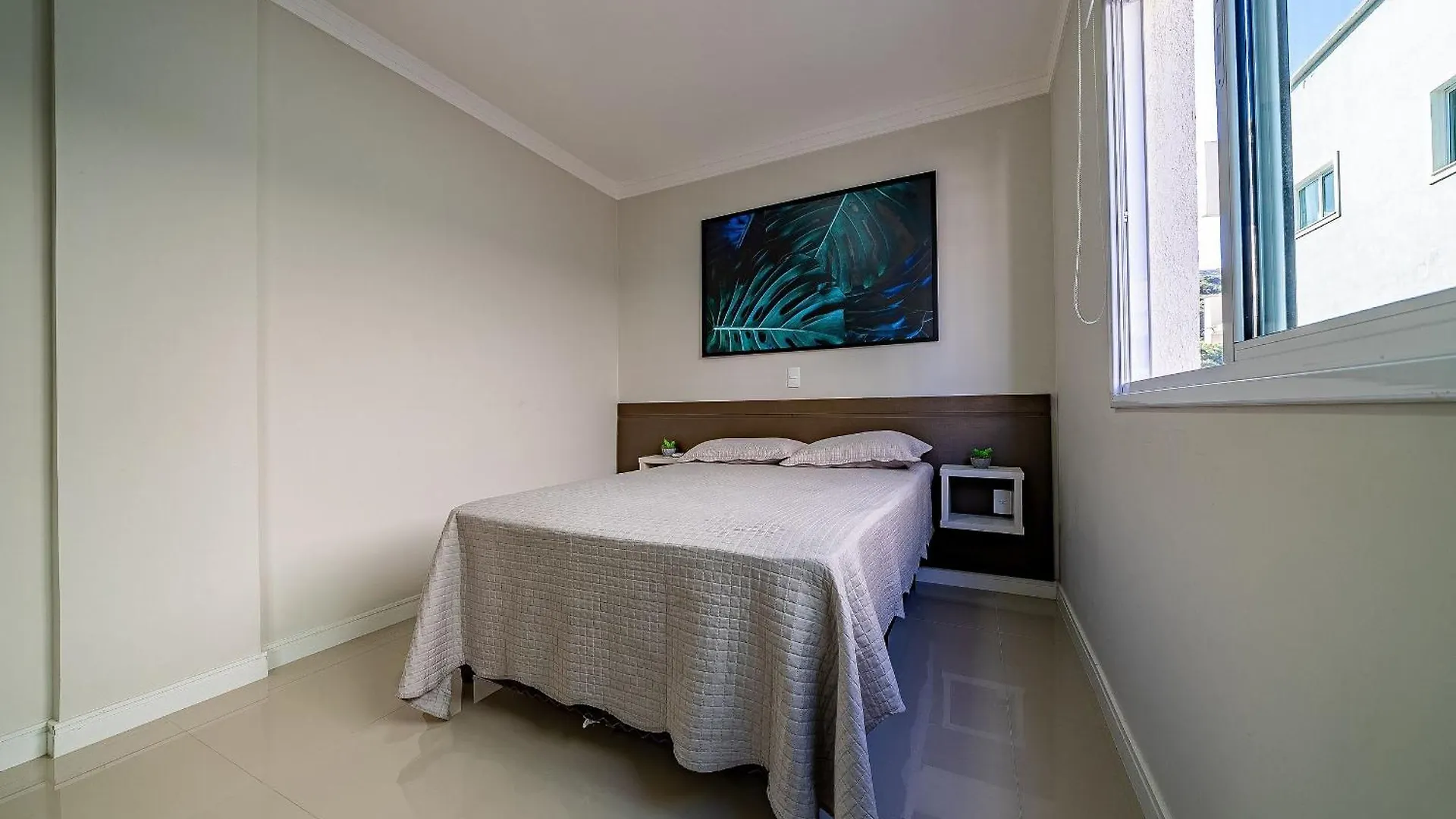 403 - Lindo Apto Com 02 Dormitorios Com Localizacao Privilegiada Em Bombas. Bombinhas Apartament
