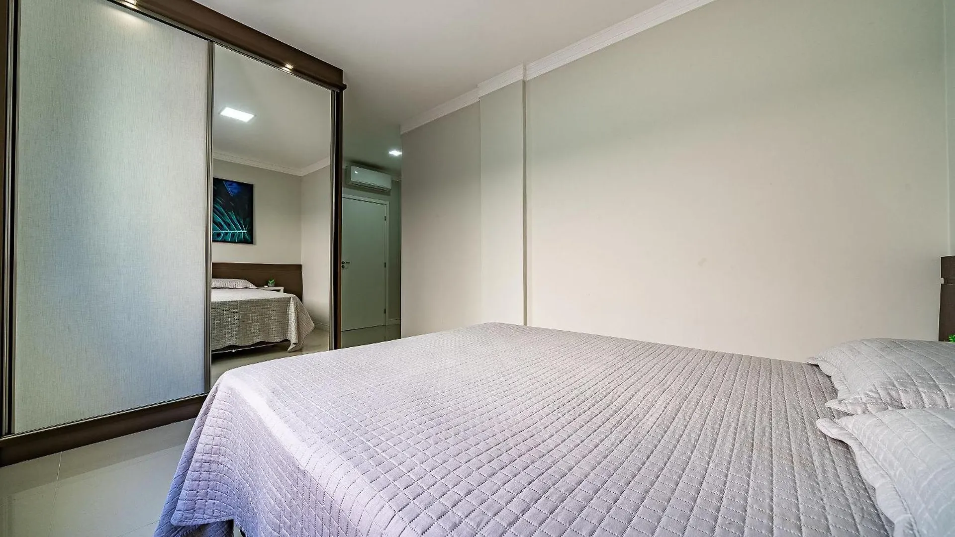403 - Lindo Apto Com 02 Dormitorios Com Localizacao Privilegiada Em Bombas. Bombinhas Apartament